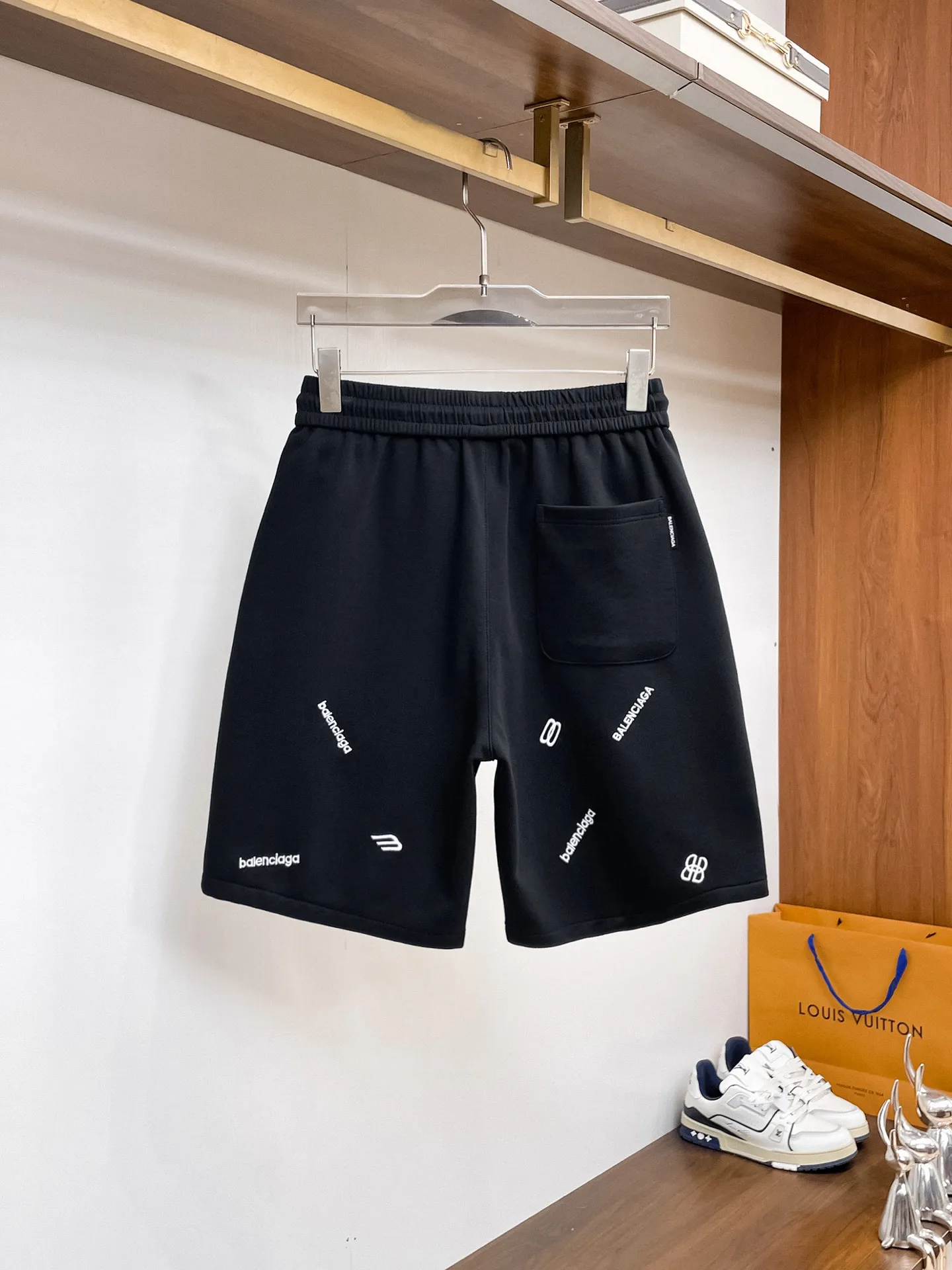 Balenciaga's three-standard complete 2026 summer New Arrival men's casual shorts, advanced custom-made Breathable fabric, Breathable fabric, extremely stretchy and comfortable, impeccable details, top-grade accessories, original logo design concept, delicate and soft feel! The upper body fit is awesome! Size: M-XXXL Please state your height and weight when ordering